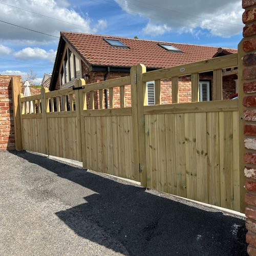 Cottage Bi-Fold Gates: Smooth Movement for Ultimate Convenience