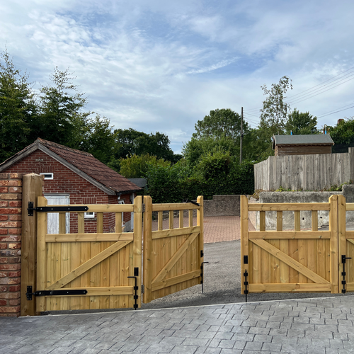 Cottage 3-Leaf Bi-Fold Gates: Rustic Charm with Everyday Ease